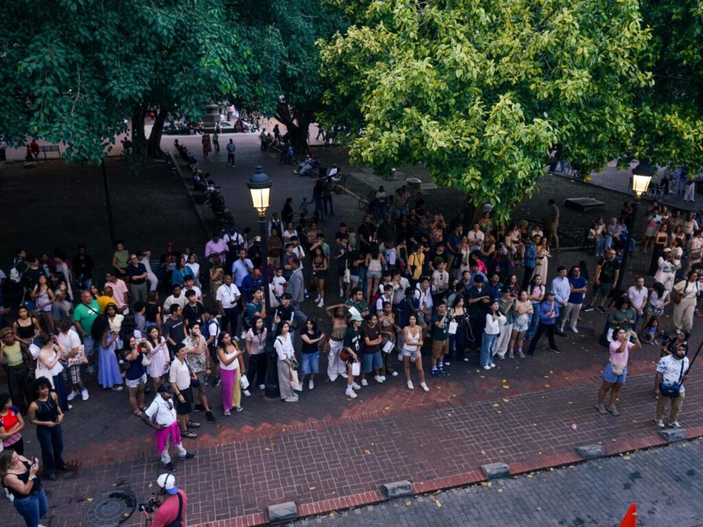 Los visitantes de la Ciudad Colonial disfrutaron intervenciones musicales sorpresa.