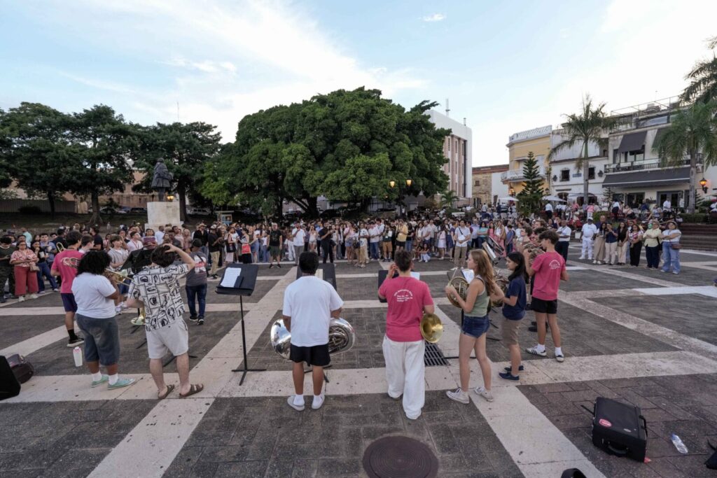 La intervención artística transforma la plaza de España en un escenario abierto para visitantes y residentes de la Ciudad Colonial.