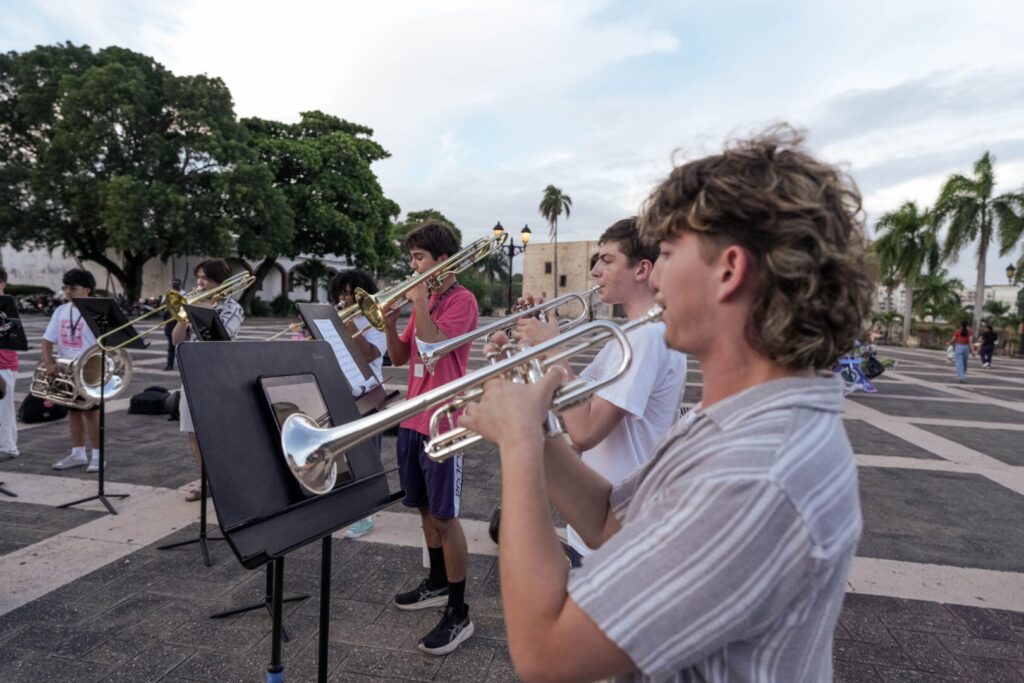 Los jóvenes músicos del Carnegie Hall acercan la música orquestal al público reunido en la plaza de España.