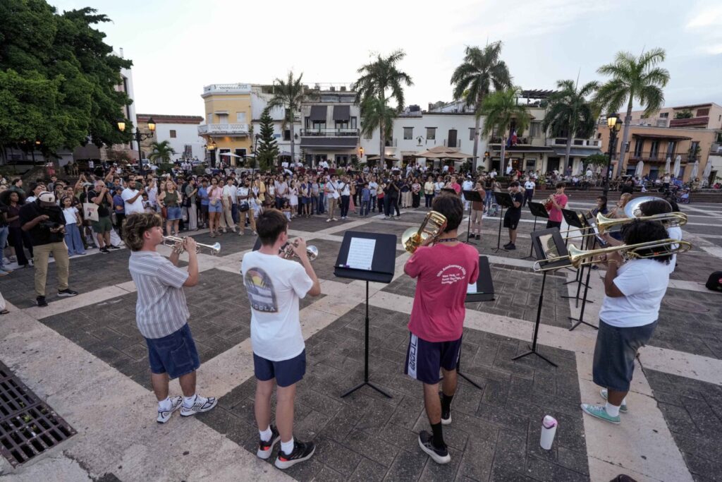 La intervención artística transforma la plaza de España en un escenario abierto para visitantes y residentes de la Ciudad Colonial.