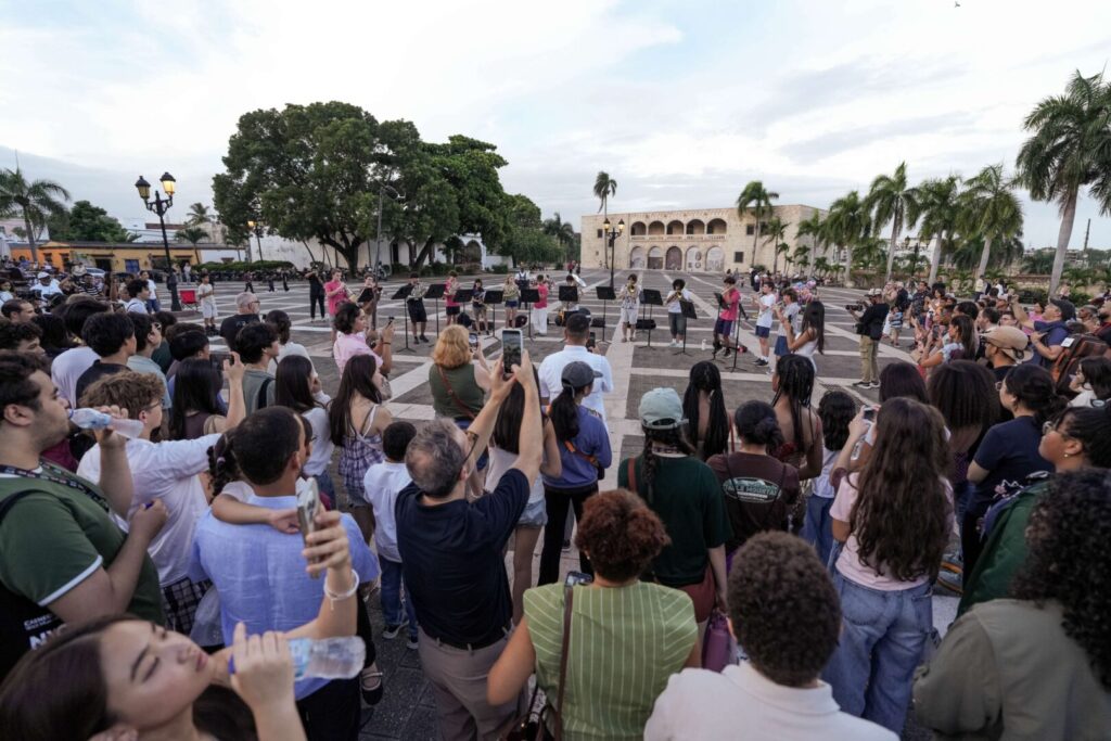 Los jóvenes músicos del Carnegie Hall acercan la música orquestal al público reunido en la plaza de España.