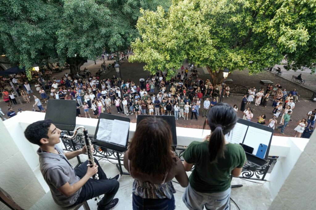 El trío de clarinetes interpreta “Libertango” ante el público que disfruta la jornada cultural en el parque Colón.