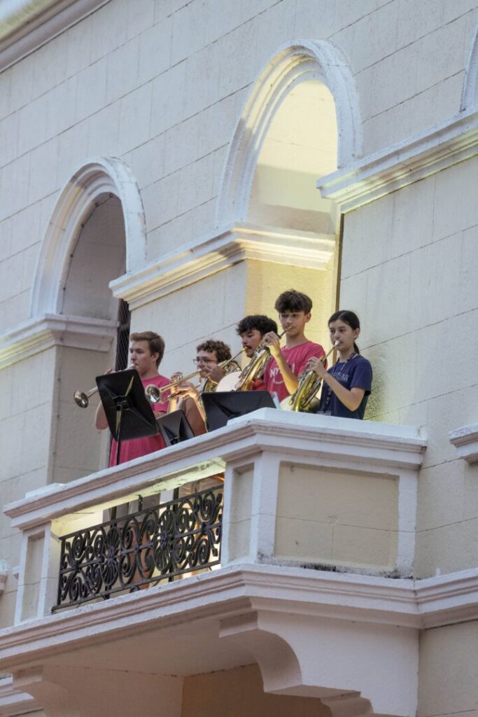 La actuación final reunió a trompetas, cornos, trombón y tuba en los balcones del Palacio Consistorial ante decenas de espectadores.