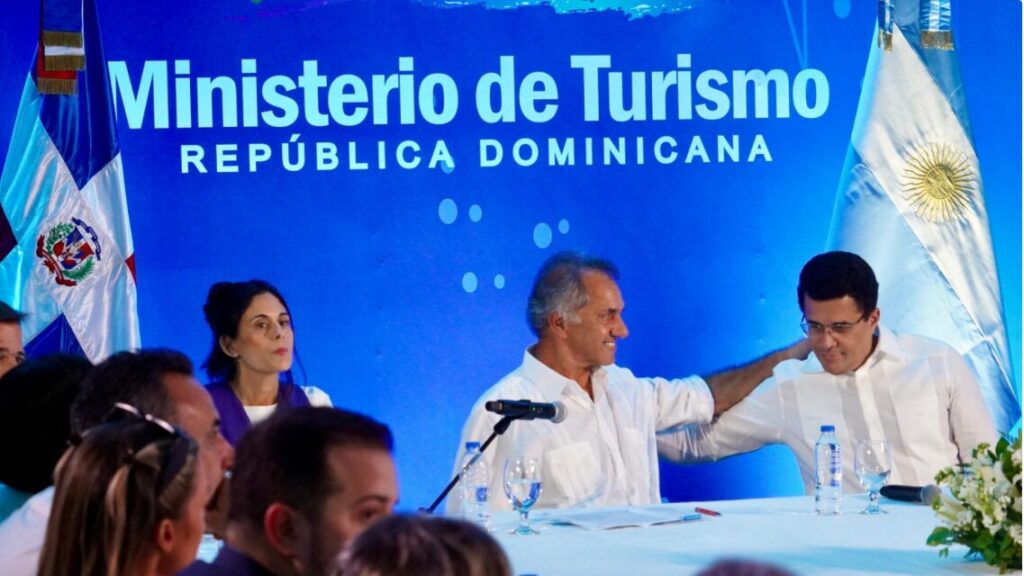 David Collado y Daniel Scioli durante un encuentro bilateral sobre turismo en 2025.
