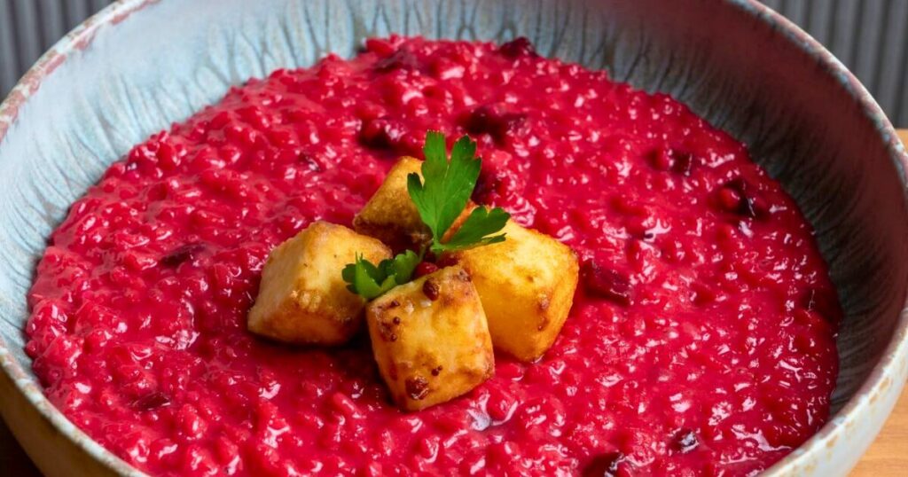 Risotto de remolacha con confit de cabrito y contrastes de texturas, parte de la propuesta gastronómica de Lola Mora Resto. Foto: Lola Mora Resto.