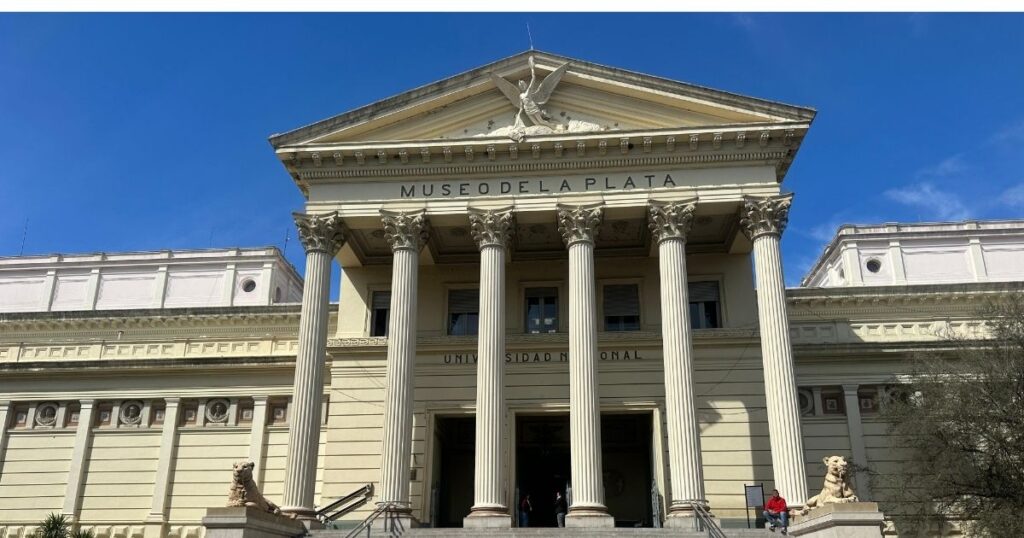 El Museo Nacional pertenece a la Universidad Nacional de La Plata.
