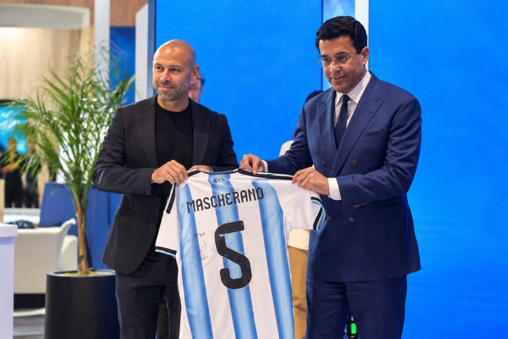 El exfutbolista argentino Javier Mascherano entregó a David Collado una camiseta de la selección argentina.