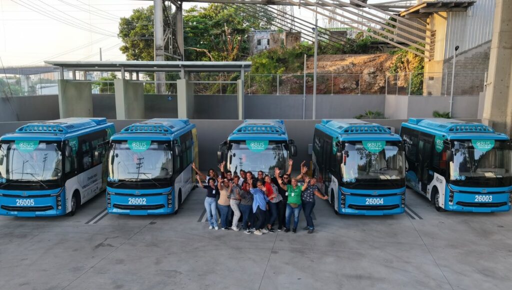 El 90 % de las personas contratadas para conducir los autobuses son mujeres. Foto Unión Europea.