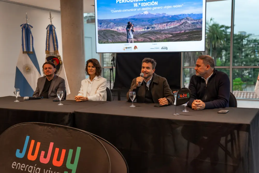 Miguel Ledhesma, presidente fundador de la OMPT; Lucía Sant, periodista jujeña; Federico Posadas, ministro de Cultura y Turismo de Jujuy; y Diego Valdecantos, secretario de Turismo de Jujuy.