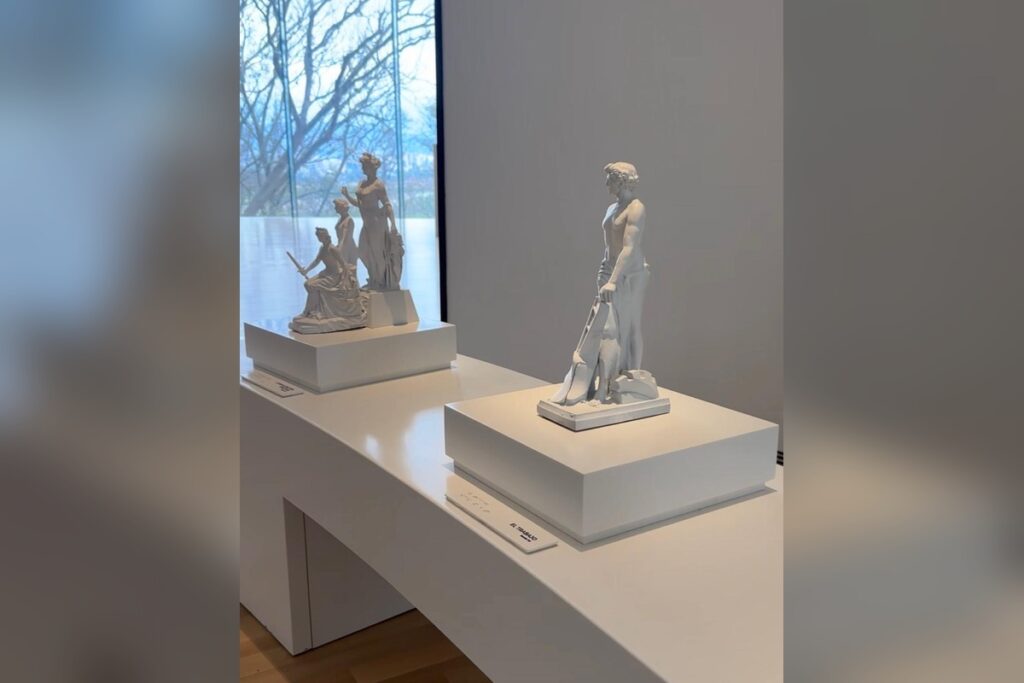 Maquetas hápticas del Centro de Interpretación Lola Mora, diseñadas para acercar las formas y volúmenes de las esculturas a personas ciegas mediante el tacto. 