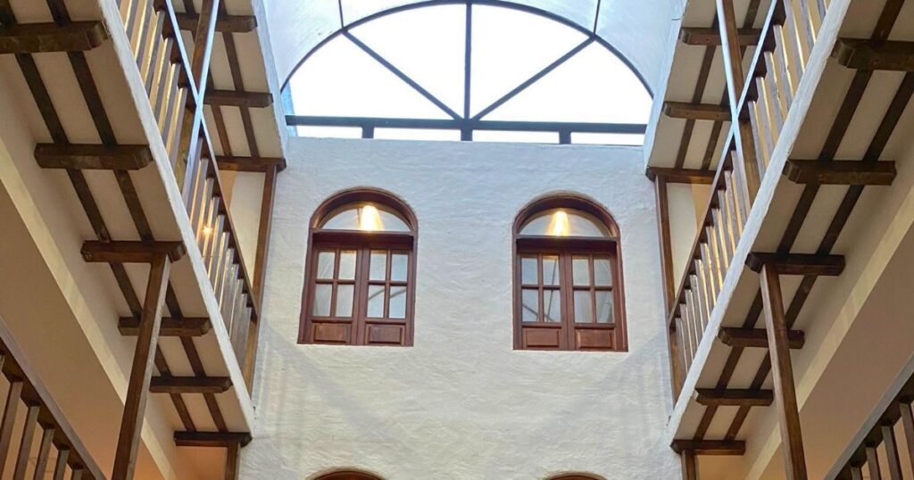 Patio interior hotel Adobe Suites.