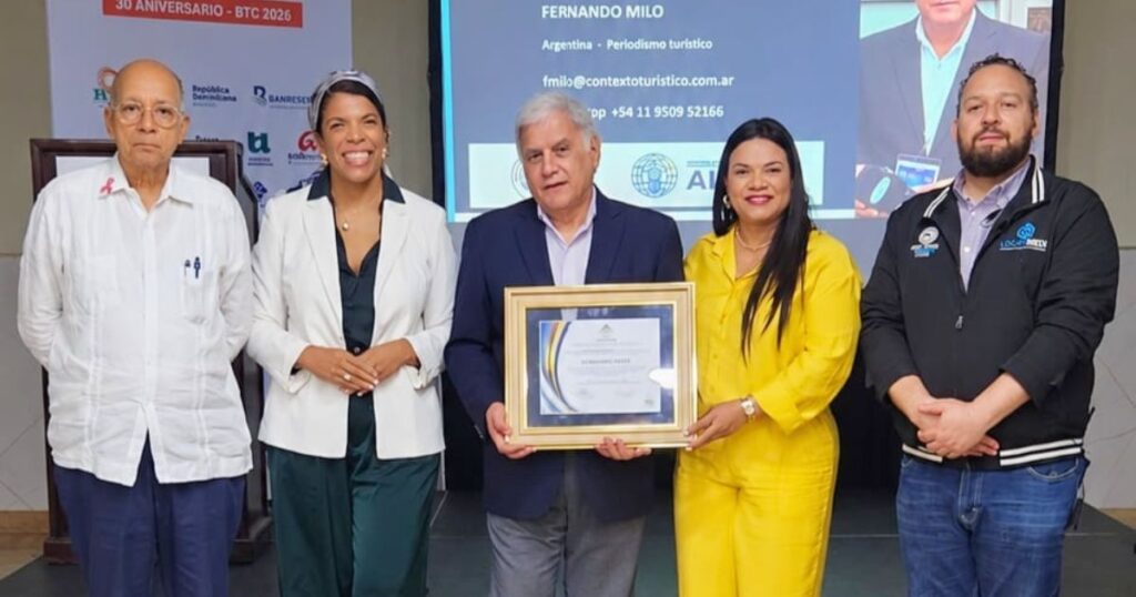Entrega de reconocimiento a Fernando Milo. De izquierda a derecha: José Rafael Sosa, Cristina Rosario, Fernando Milo, Sarah Hernández y Omar Rivera.