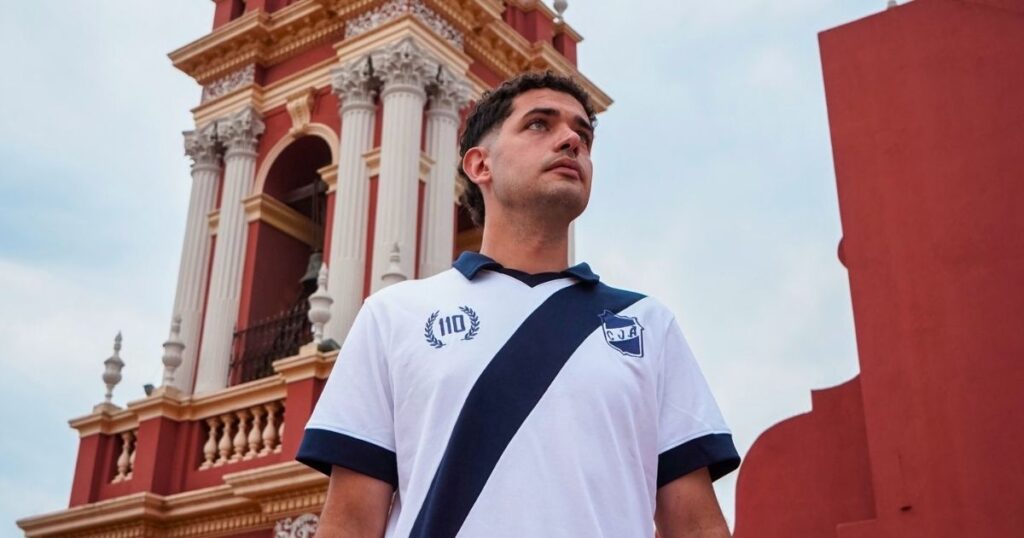Camiseta conmemorativa del 110.º aniversario del Club Juventud Antoniana, fundado en 1916 por los frailes franciscanos de Salta.