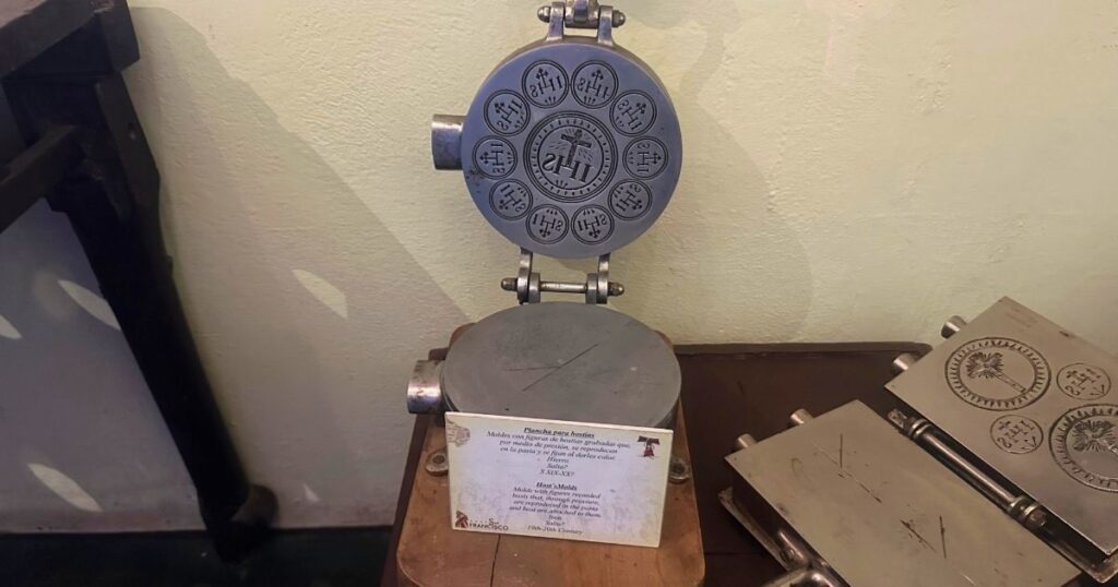 Planchas para hostias de los siglos XIX y XX, utilizadas para elaborar las formas destinadas a las celebraciones religiosas. Estas piezas históricas forman parte de la colección del Museo del Convento San Francisco, en Salta.