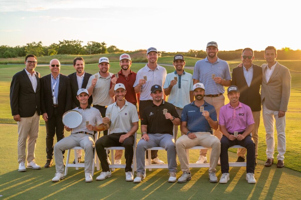 Los 10 finalistas del PGA Tour Americas junto a ejecutivos de Playa Nueva Romana y Grupo Piñero