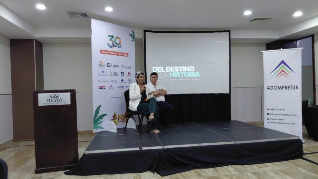 Cristina Rosario y Armando de la Garza durante su disertación.