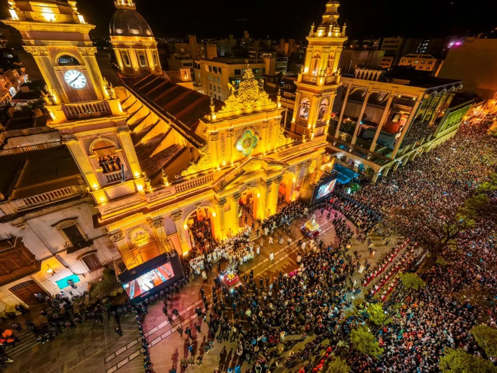 Vista aérea de la Catedral Basílica de Salta durante la multitudinaria procesión del Señor y la Virgen del Milagro, celebrada el 15 de septiembre de 2026, una de las principales manifestaciones de fe de la provincia argentina. Foto: Prensa de la Municipalidad de Salta